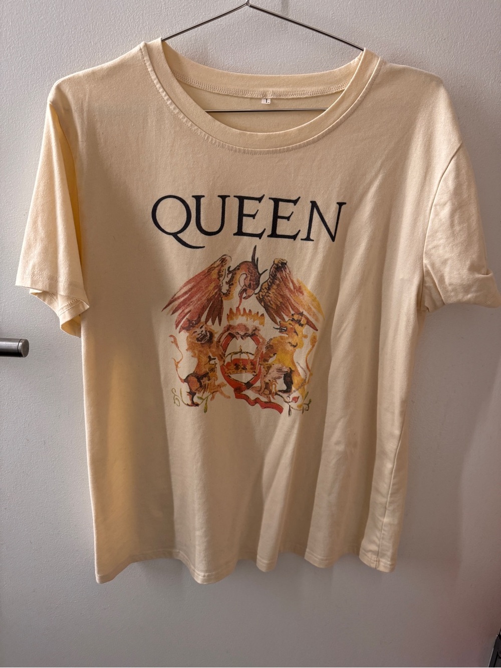 Que Cream Graphic Crewneck T-Shirt with Colorful Crest